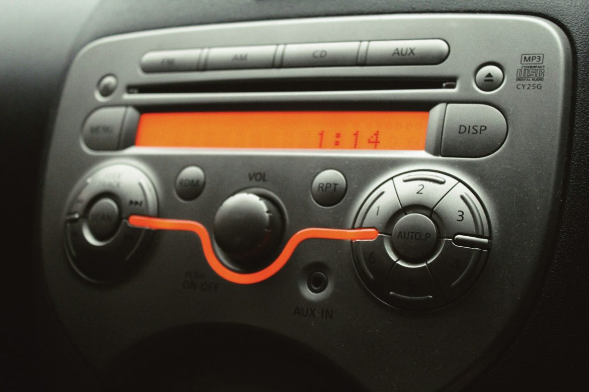 Moderniza tu coche antiguo: conecta tu celular a la radio con un receptor Bluetooth