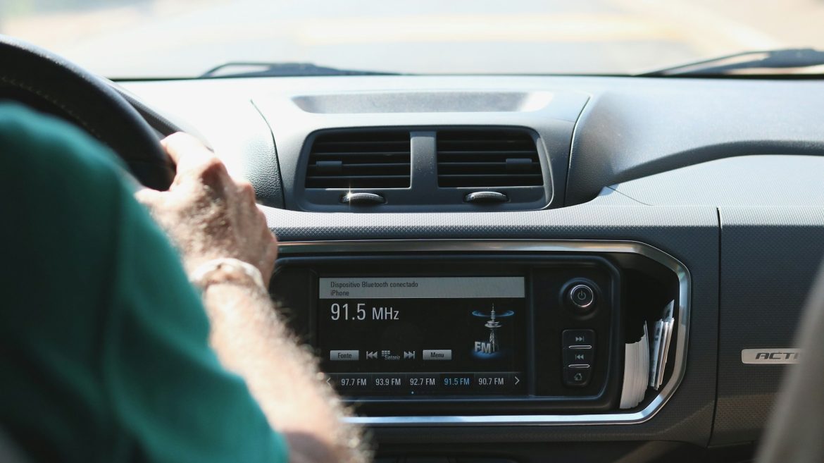 Escuchar música desde tu celular en la radio del auto: guía para elegir un transmisor